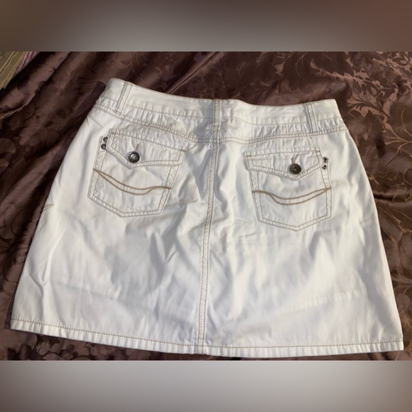 Faded Glory missy size 8 Cream skort with brown embroidered flowers. - Picture 5 of 11